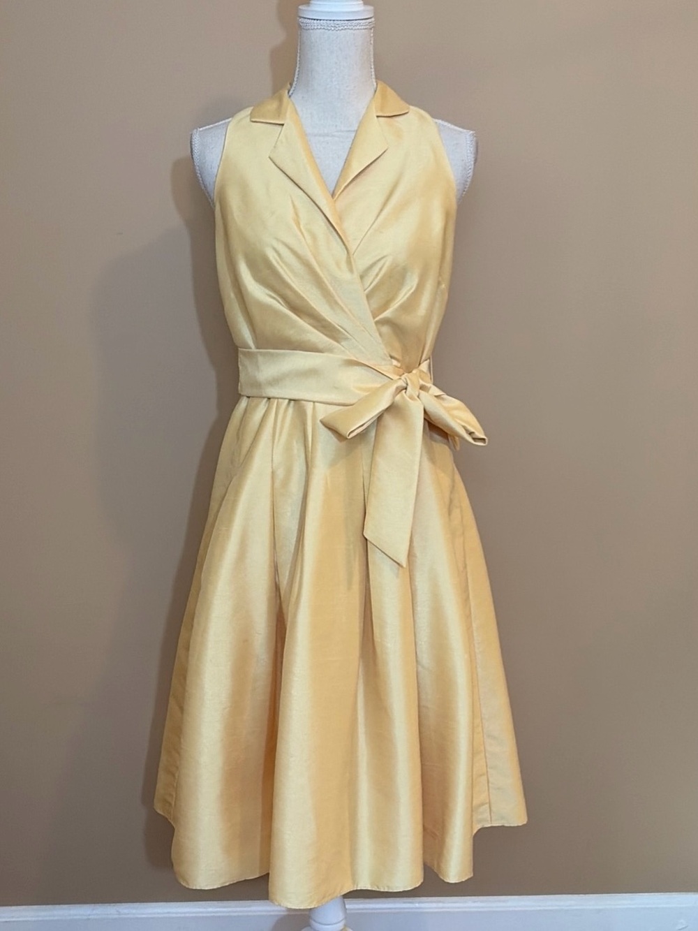 Jones New York Size 6 Yellow Sleeveless Belted Cocktail Dress
